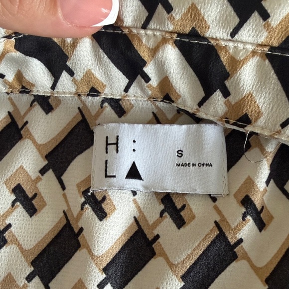 Geometric Patterned Button-Up Shirt - Picture 5 of 6